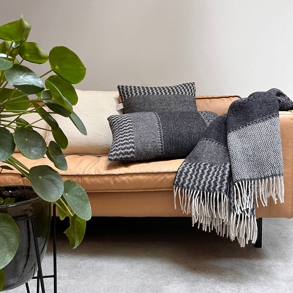 Malagoon Uptown throw - black - 140x200cm 100% wool